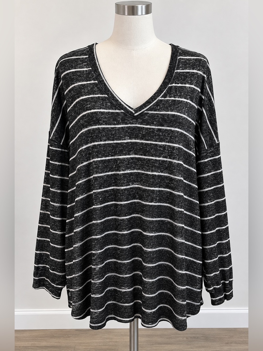 WELL WORN Black & White Striped V Neck Sweater size XXL